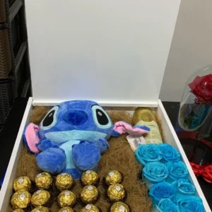 Caja con rosas azules, chocolates Ferrero Rocher y cerveza club colombia