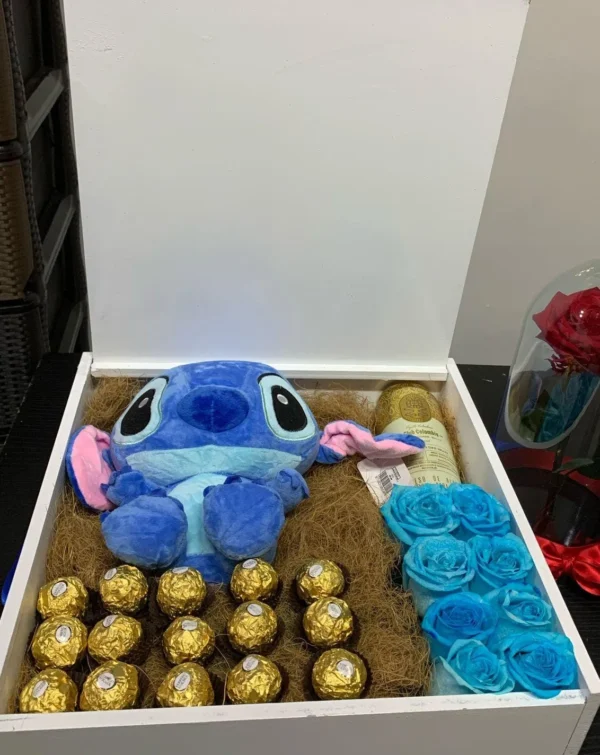 Caja con rosas azules, chocolates Ferrero Rocher y cerveza club colombia