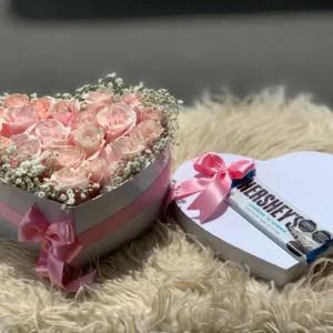 Caja corazon con rosas y chocolatina Hershey's