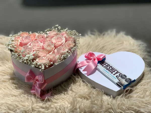 Caja corazon con rosas y chocolatina Hershey's