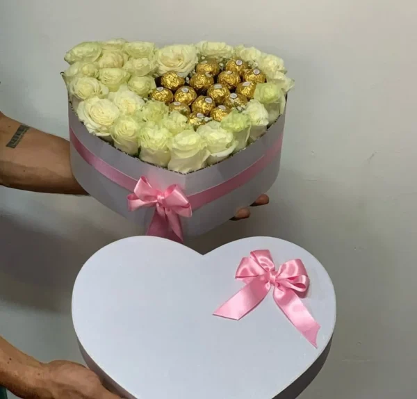 Caja corazon con rosas y chocolates Ferrero Rocher.