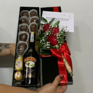 Caja de fresas con chocolate, botella de Bailey's, chocolates Ferrero Rocher y rosas