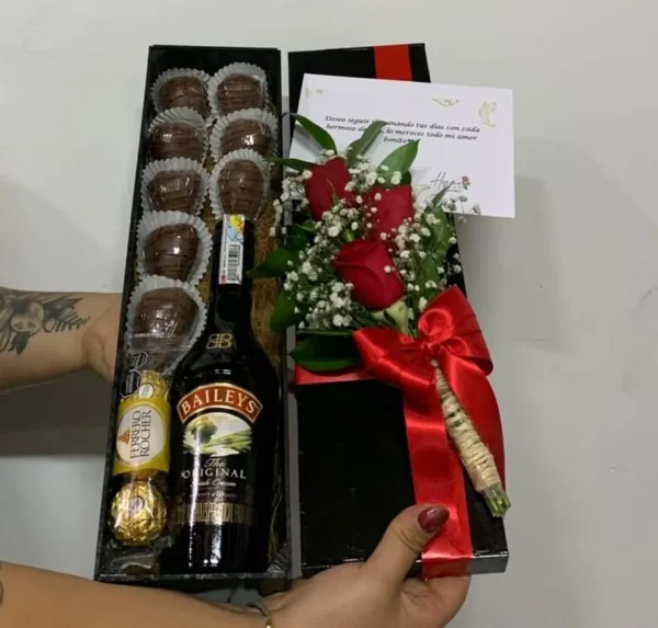 Caja de fresas con chocolate, botella de Bailey's, chocolates Ferrero Rocher y rosas