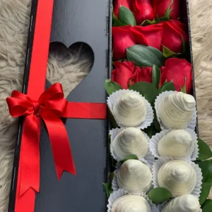 Caja con rosas y fresas con chocolate.