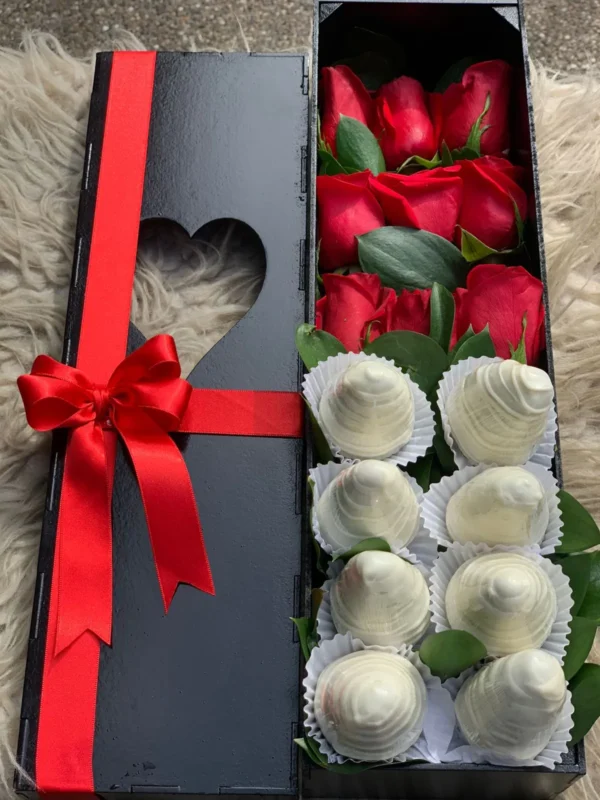 Caja con rosas y fresas con chocolate.