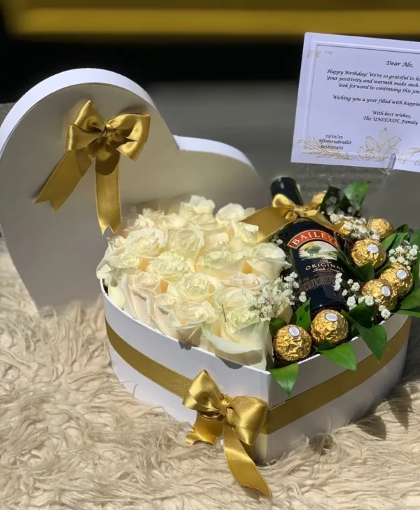 Caja corazon con rosas, chocolates Ferrero Rocher y botella de Bailey's