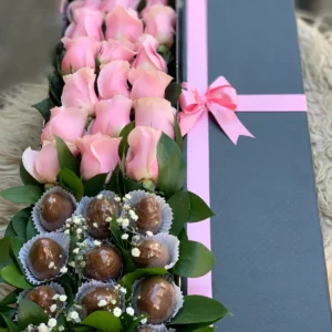 Caja con rosas y fresas con chocolate.