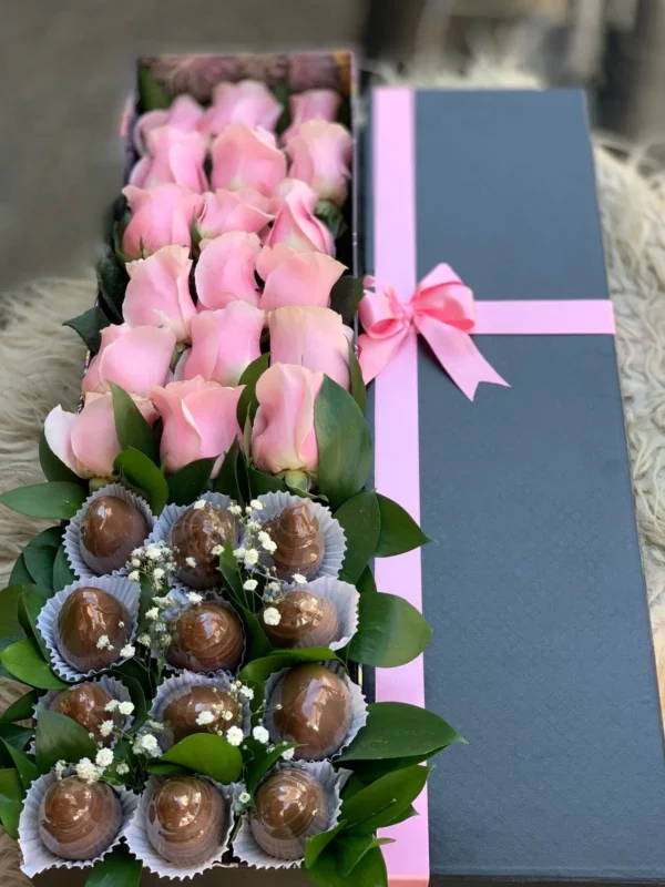 Caja con rosas y fresas con chocolate.