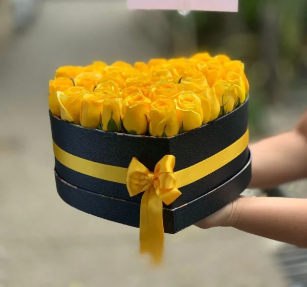 Caja corazon con rosas amarillas.