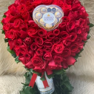 Corazon en rosas con caja corazon Ferrero Rocher y botella JP Chenet