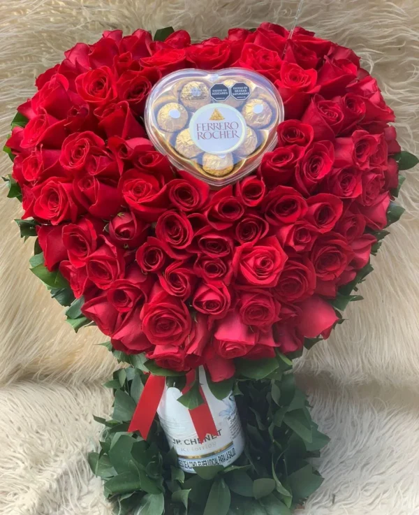 Corazon en rosas con caja corazon Ferrero Rocher y botella JP Chenet