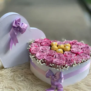 Caja corazon con rosas lilas, y chocolates Ferrero Rocher