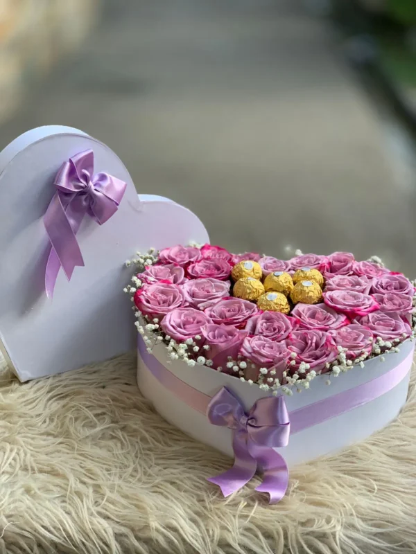 Caja corazon con rosas lilas, y chocolates Ferrero Rocher