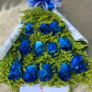 Ramillete con rosas azules.