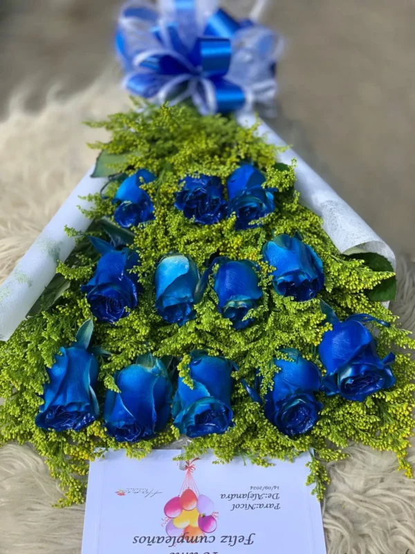 Ramillete con rosas azules.