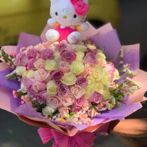 Bouquet en rosas surtidas con peluche