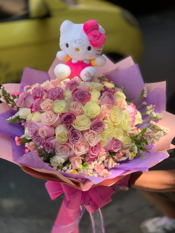 Bouquet en rosas surtidas con peluche