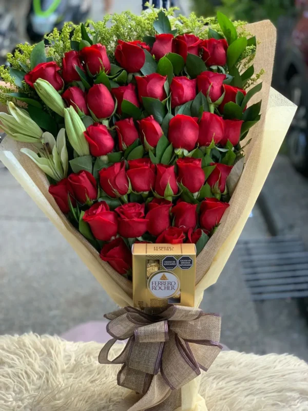 Ramillete de rosas con lirios y caja de chocolates Ferrero Rocher