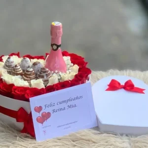 Caja corazon con rosas blancas y rojas y fresas con chocolate