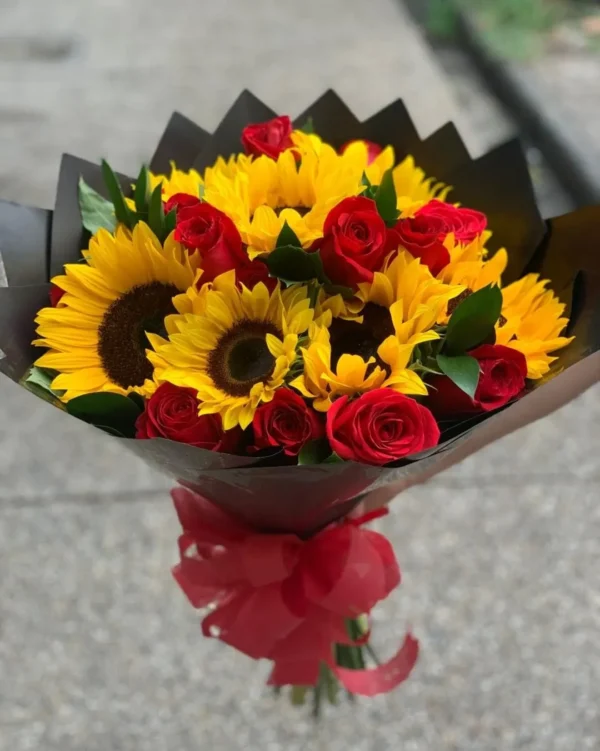 Bouquet de girasoles y rosas