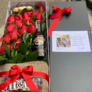 Caja con rosas, chocolates m&m, bombones de chocolate Ferrero Rocher y botella de Bailey's