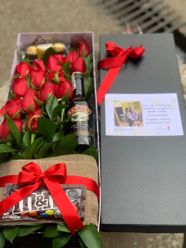 Caja con rosas, chocolates m&m, bombones de chocolate Ferrero Rocher y botella de Bailey's