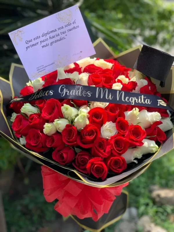 Bouquet con rosas blancas y rojas