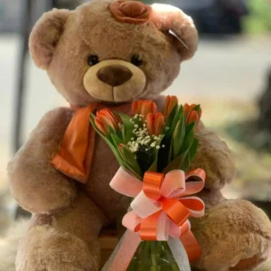 Oso de peluche con florero de tulipanes