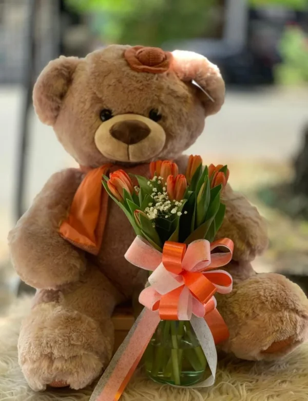 Oso de peluche con florero de tulipanes