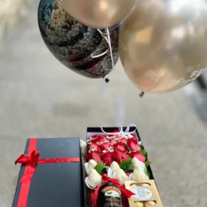 Caja con rosas, fresas con chocolate, botella de Bailey's, Caja de chocolates Ferrero Rocher y globos con helio