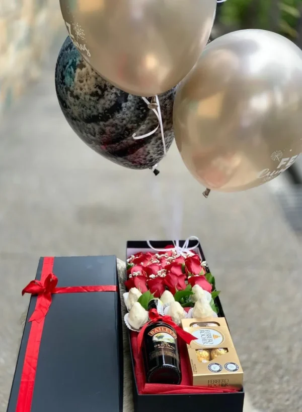 Caja con rosas, fresas con chocolate, botella de Bailey's, Caja de chocolates Ferrero Rocher y globos con helio