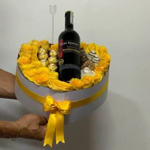 Caja Corazon con rosas amarillas y licor